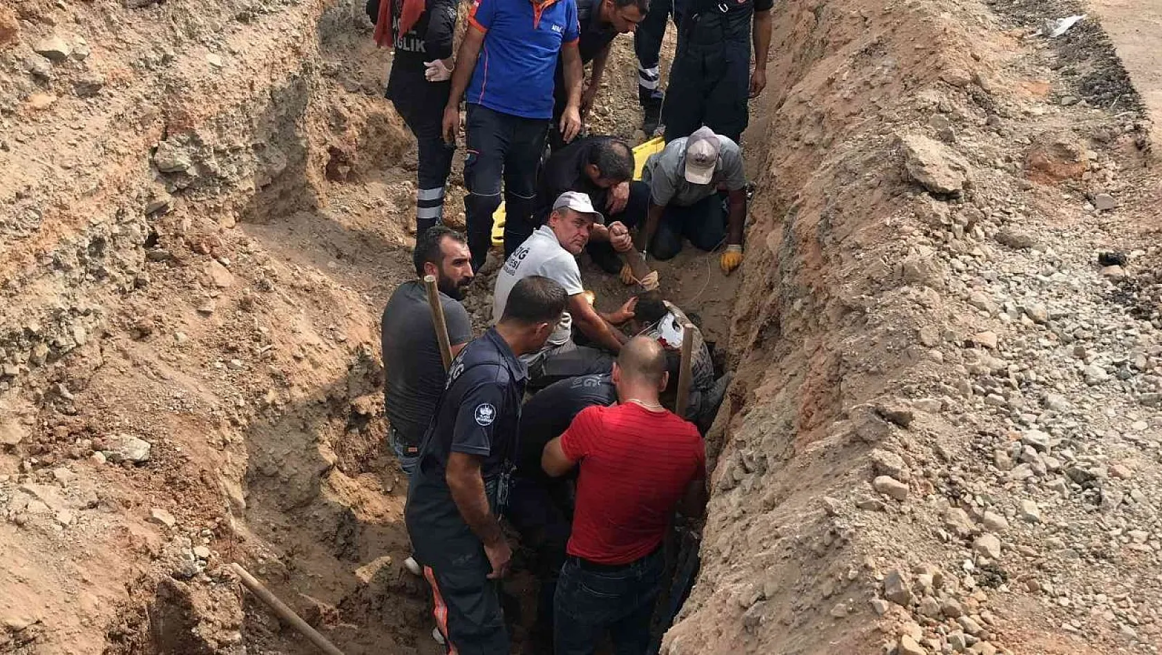 Elazığ'da göçük altında kalan işçi için ekipler seferber oldu