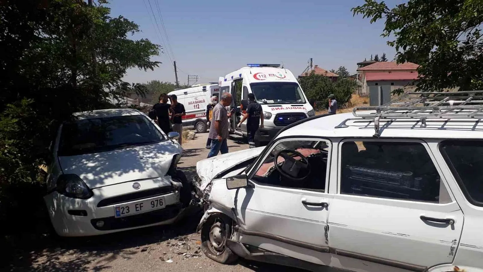 Elazığ'da iki otomobil kafa kafaya çarpıştı: 4 yaralı