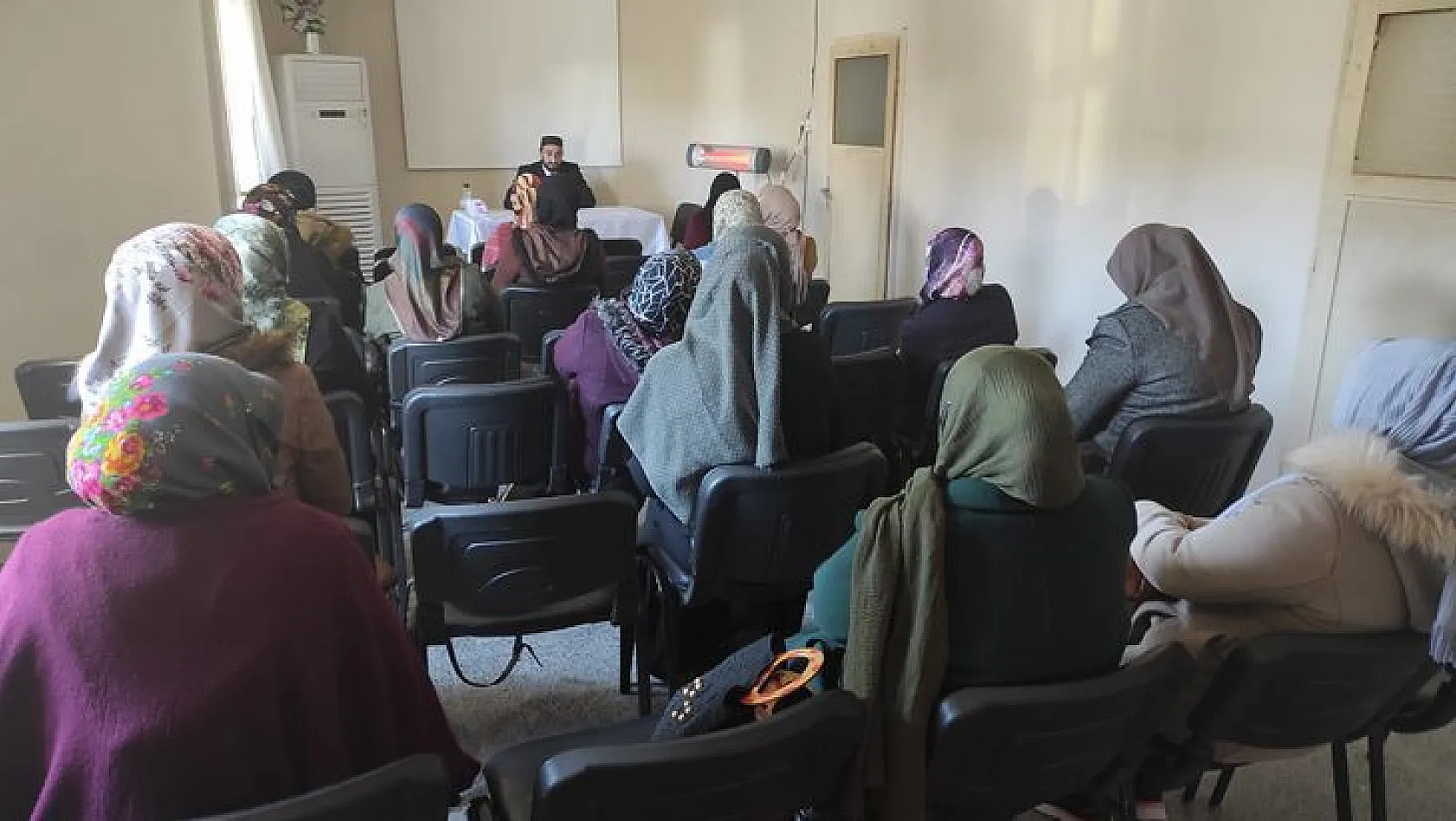 Elazığ'da 'İslam'da Aile Ve Kadın' Semineri Düzenlendi