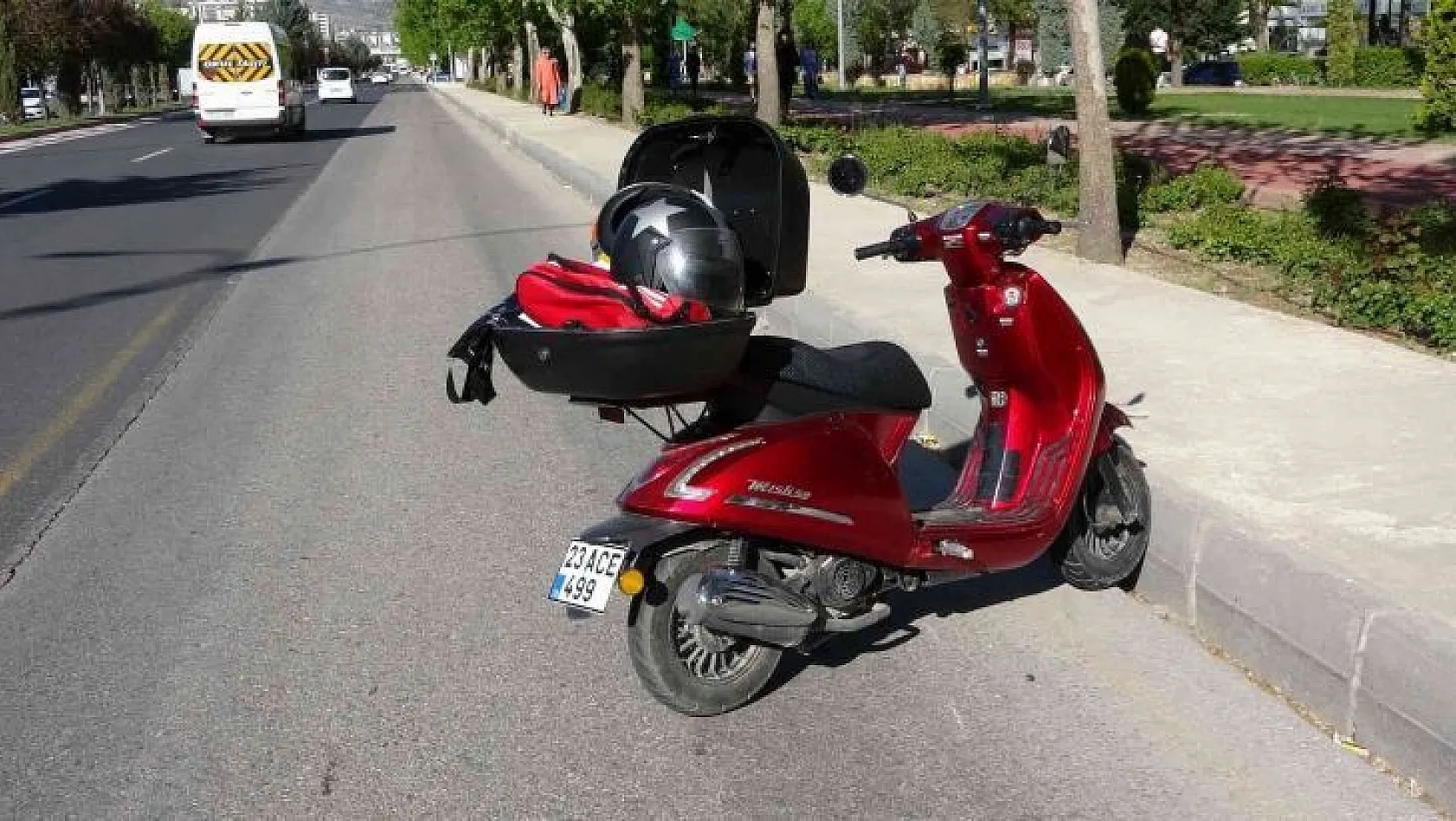 Elazığ'da kadın sürücü motosiklet ile yayaya çarptı: 2 yaralı