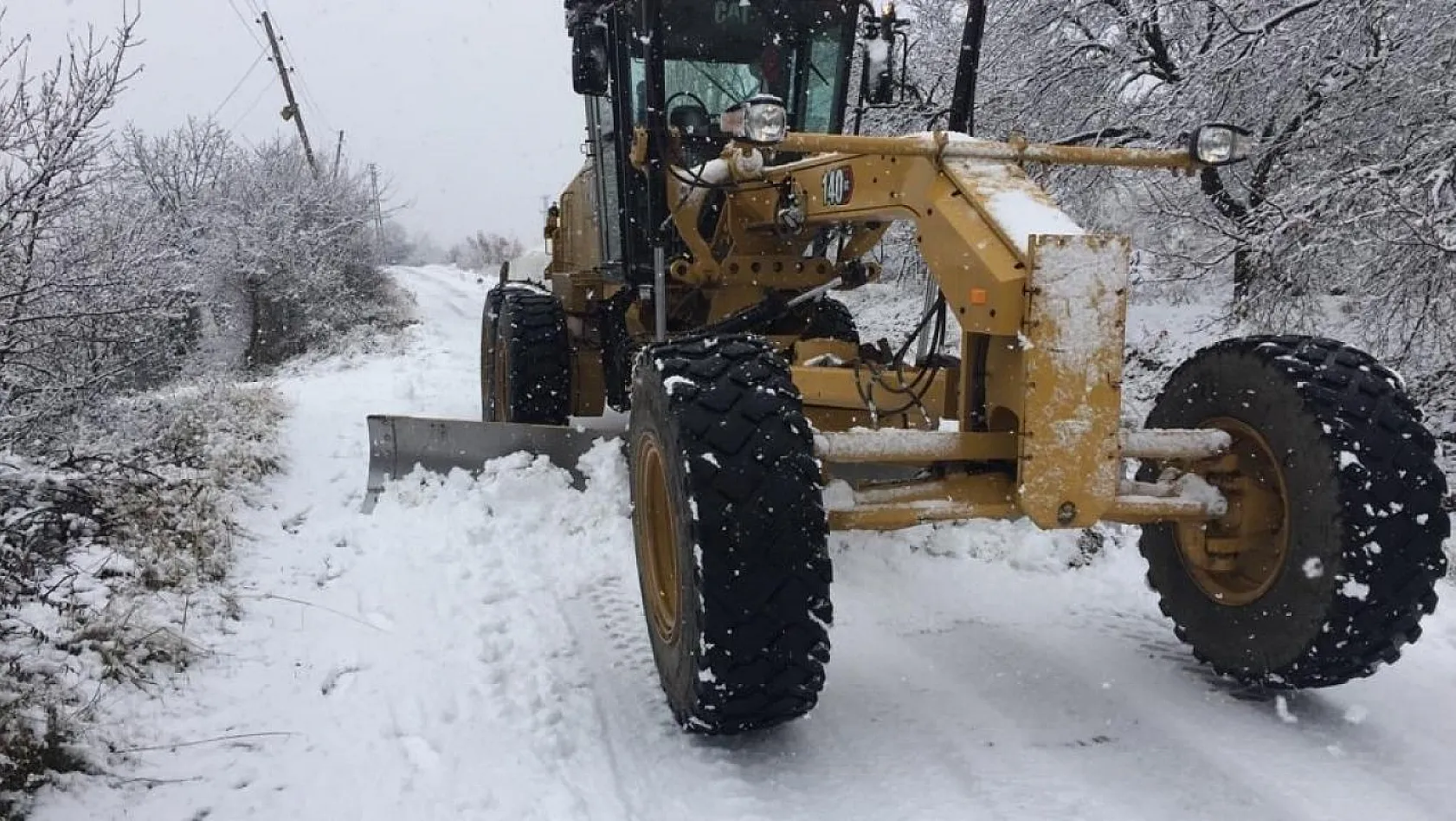 Elazığ'da kar yağışı nedeniyle 396 köy yolu ulaşıma kapandı