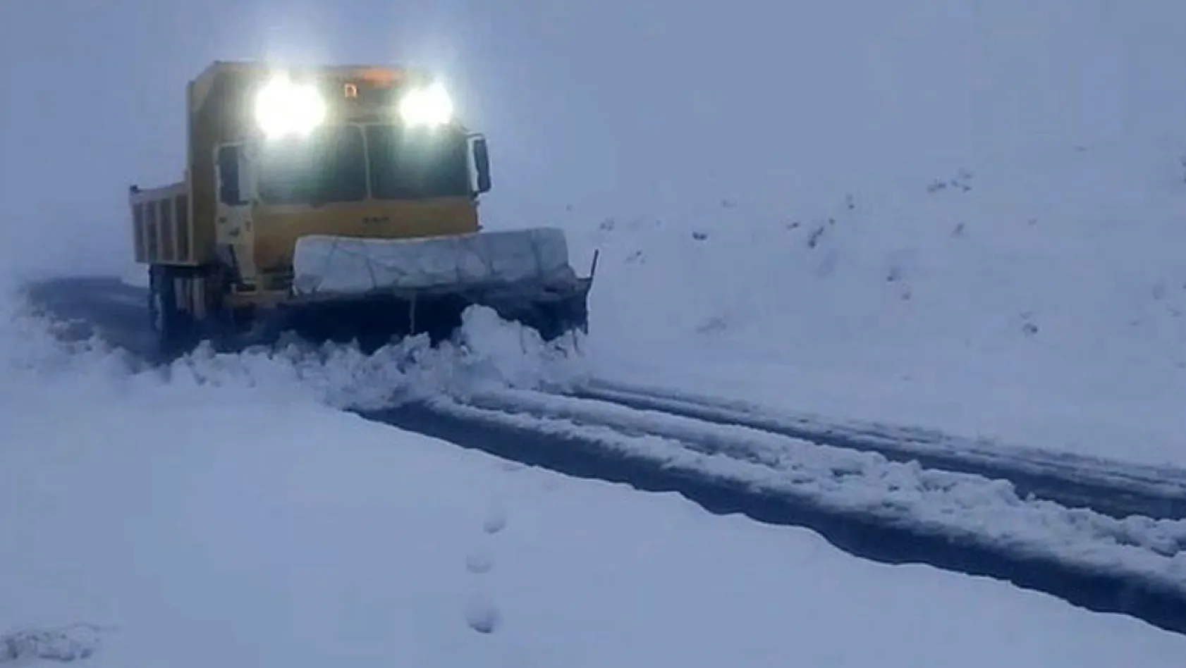 Elazığ'da Karla Mücadele Çalışmaları Sürüyor