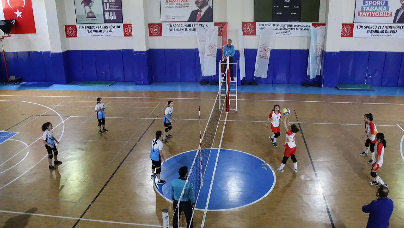 Elazığ'da Küçükler Voleybol İl Şampiyonası Başladı