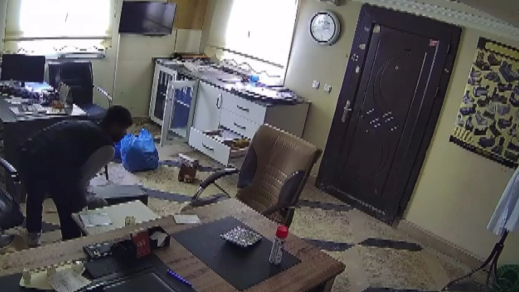 Elazığ'da ofis malzemesi çalan şüpheli kameralara yakalandı
