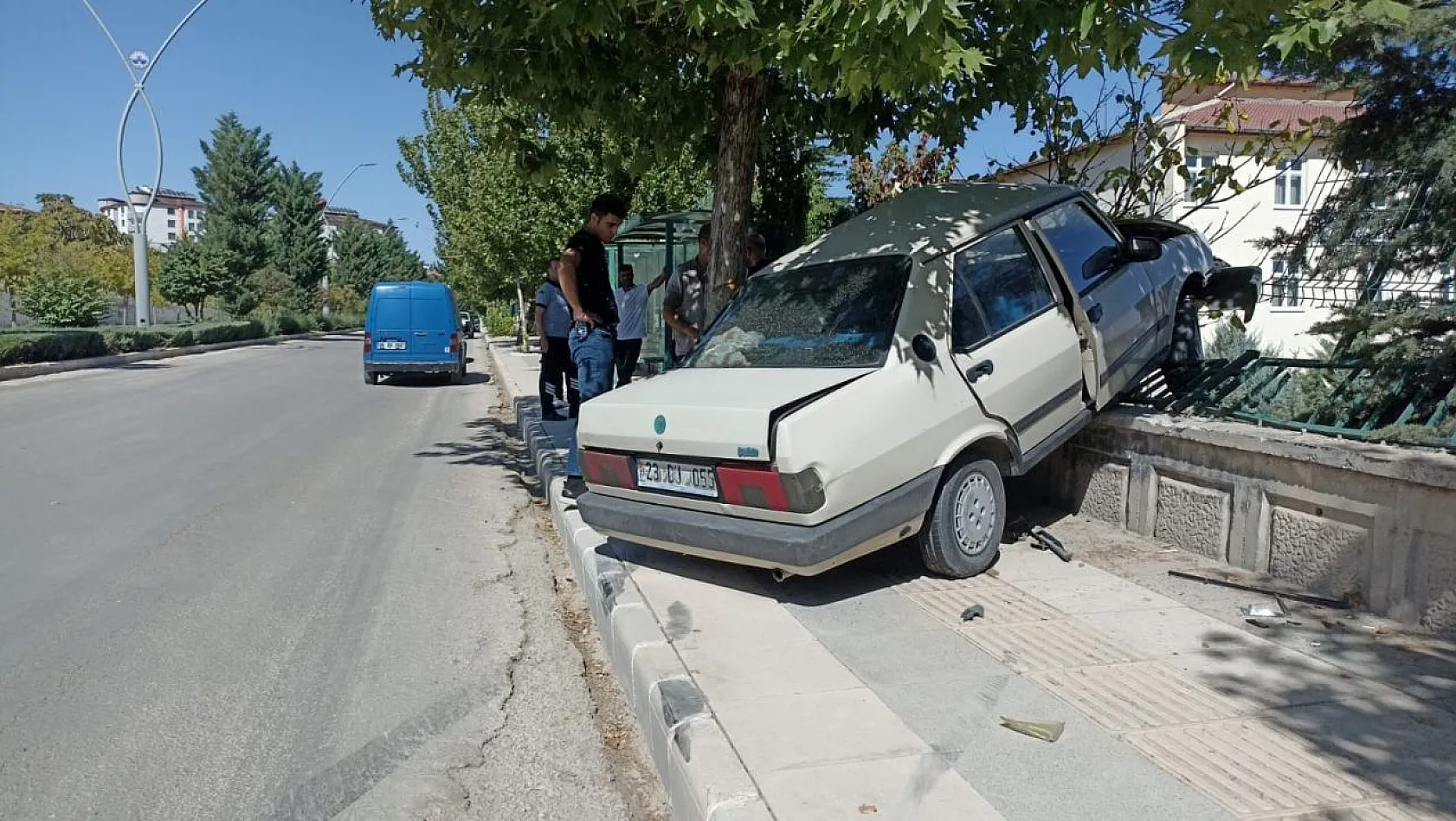 Elazığ'da otomobil duvara çarptı: 1 yaralı
