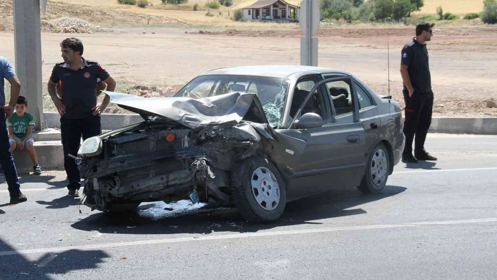 Elazığ'da otomobil kırmızı ışıkta duran araca çarptı: 5 yaralı