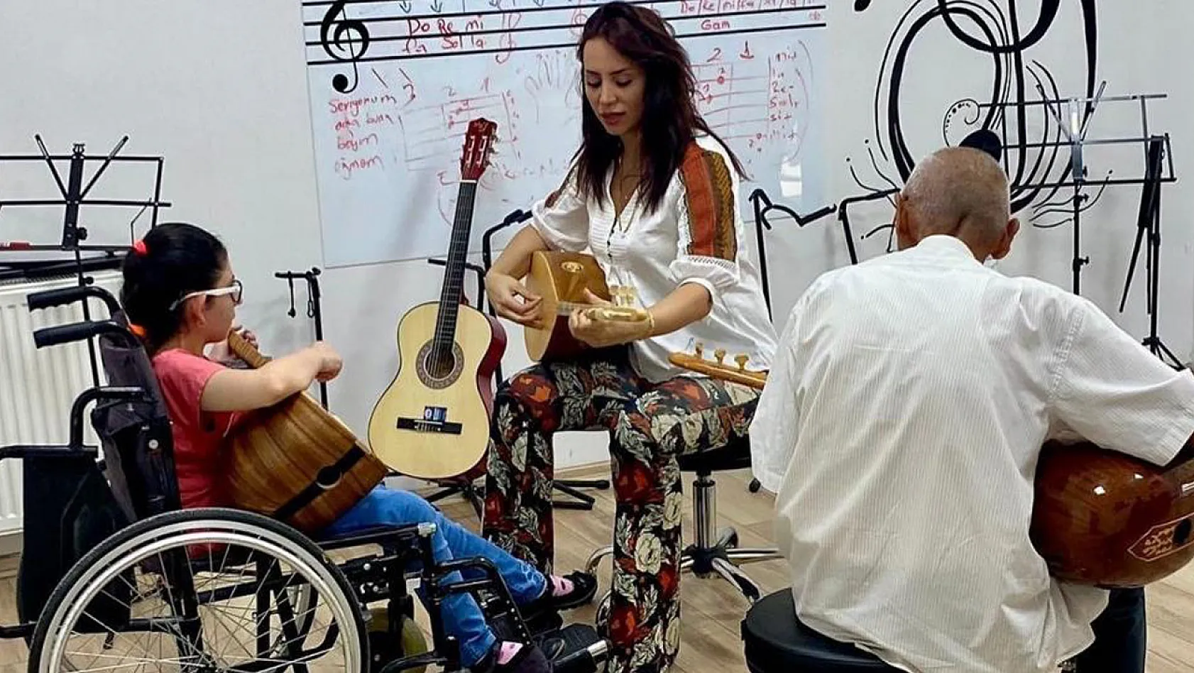 Elazığ'da Özel Gereksinimli Çocuklara Müzik Ve Drama Eğitimi Verildi