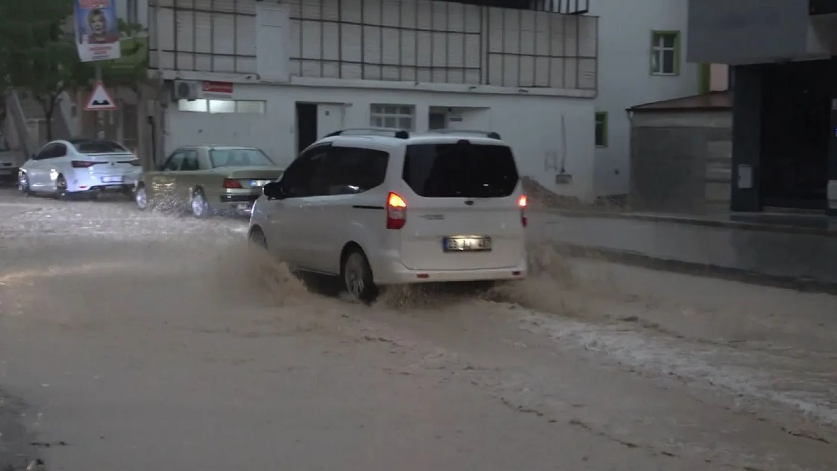 Elazığ'da sağanak etkili oldu, yollar göle döndü