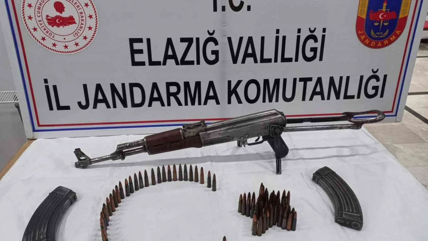 Elazığ'da silah kaçakçılarına yönelik operasyonda Kalaşnikof ele geçirildi