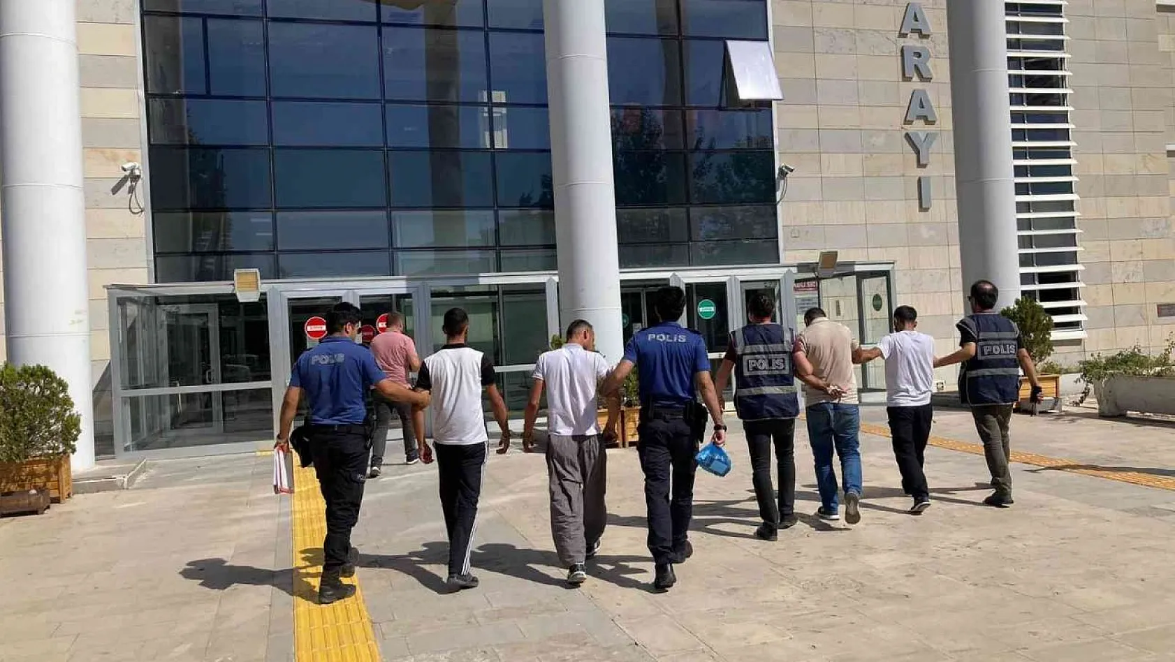 Elazığ'da suç makinesi 4 zanlı, çaldıkları malzemelerle yakalandı