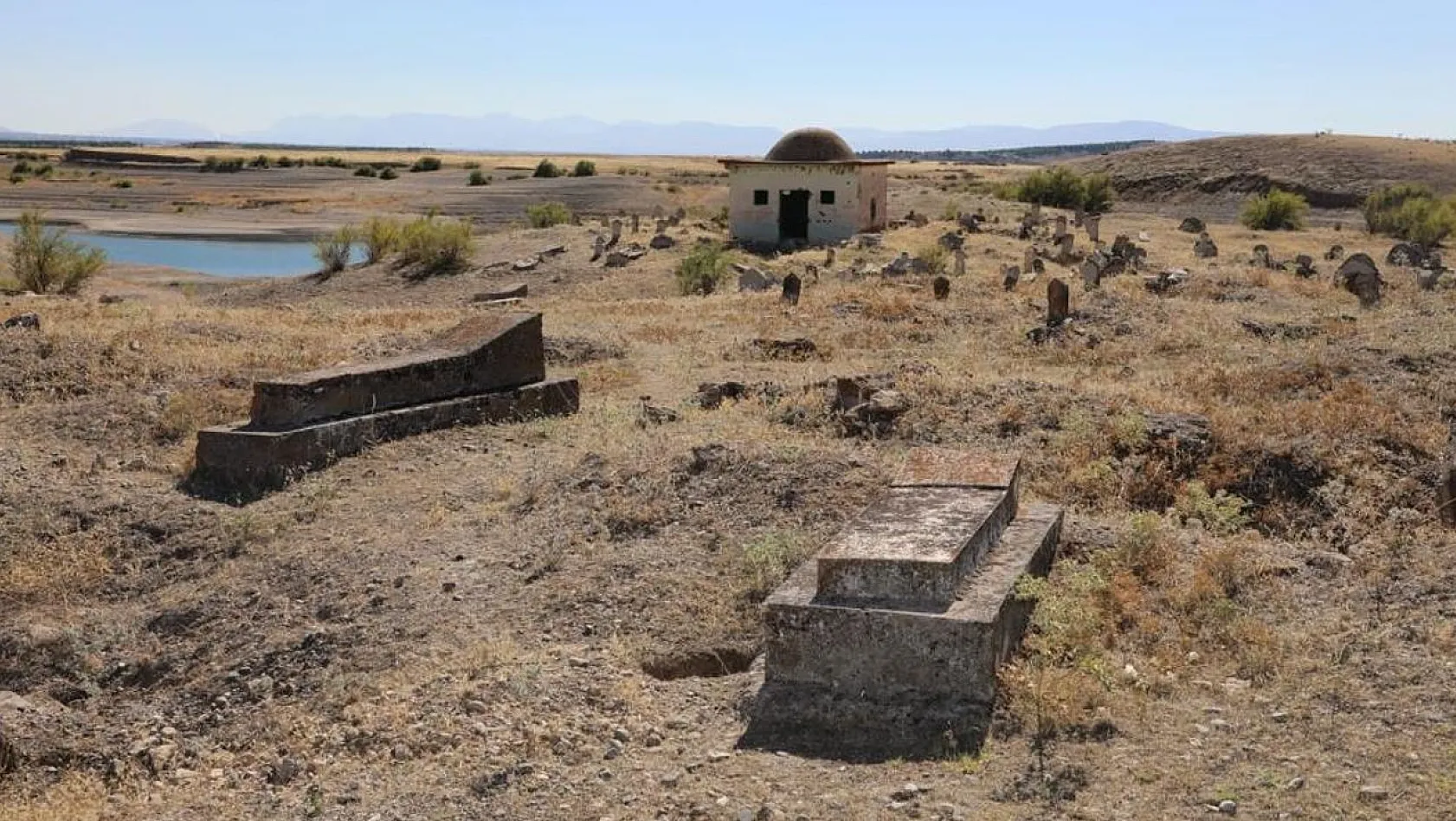 Elazığ'da suların çekilmesiyle Selçuklu ve Osmanlı mezarlıkları ortaya çıktı