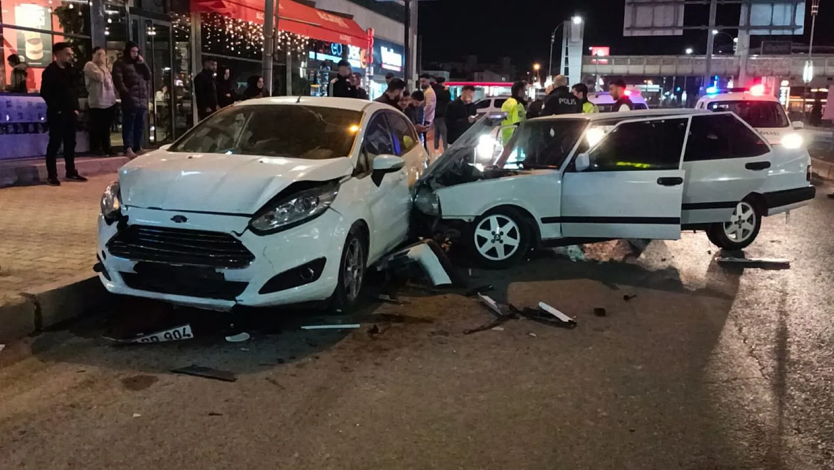 Elazığ'da Trafik Kazası, 2 Kişi Yaralandı