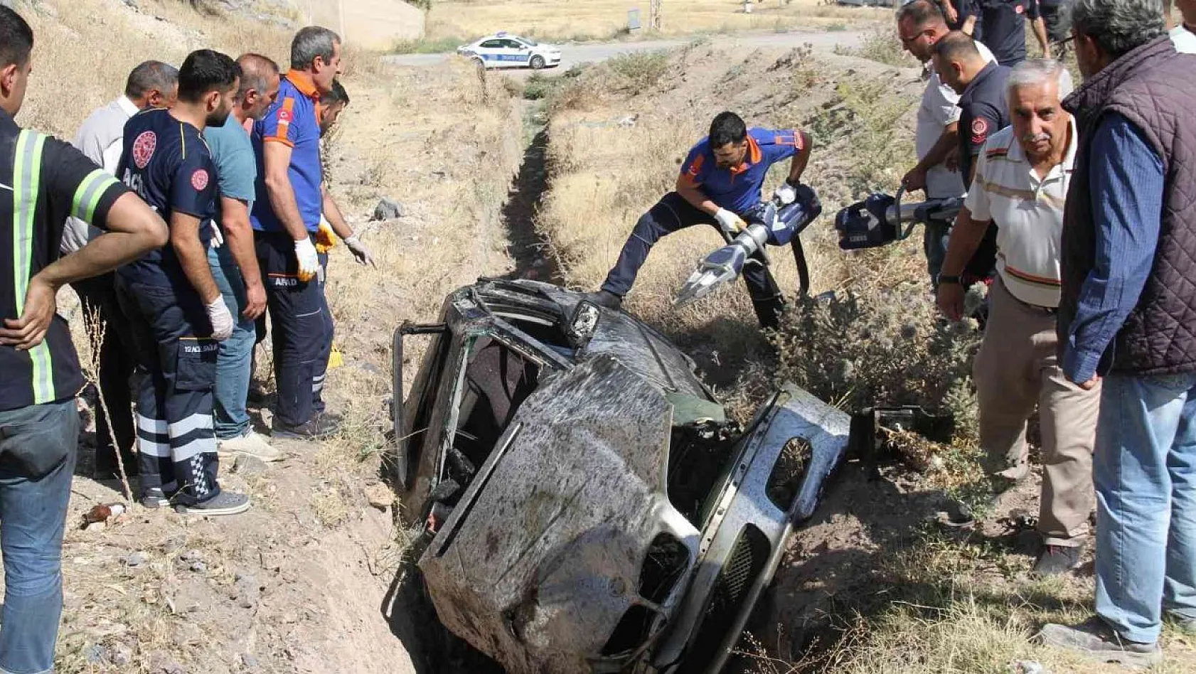 Elazığ'da trafik kazası: Ekipler sıkışan yaralı için seferber oldu