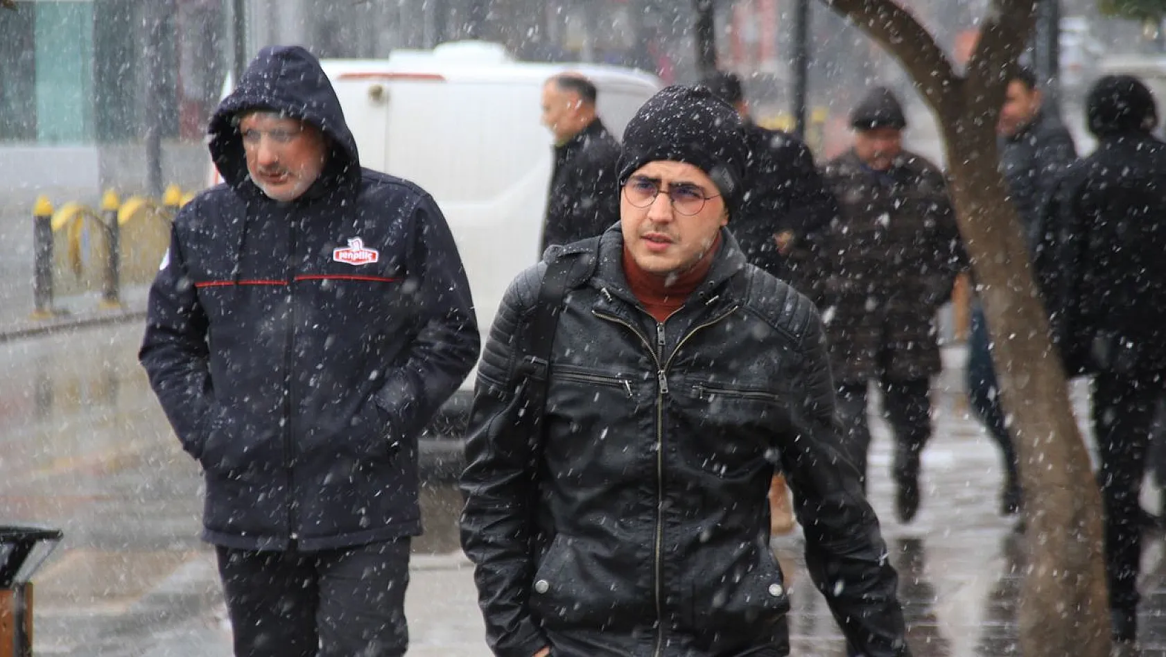 Elazığ'da uzun süredir beklenen kar yağışı başladı