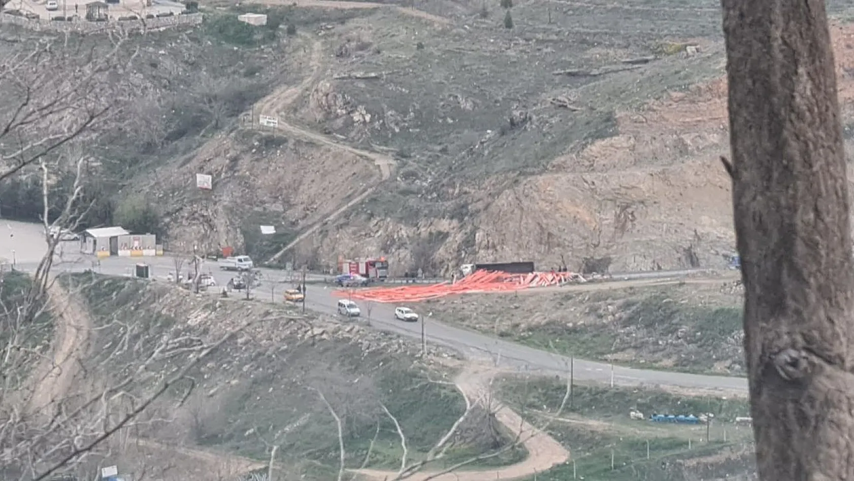 Elazığ'da virajı alamayan kamyon devrildi: 1 yaralı