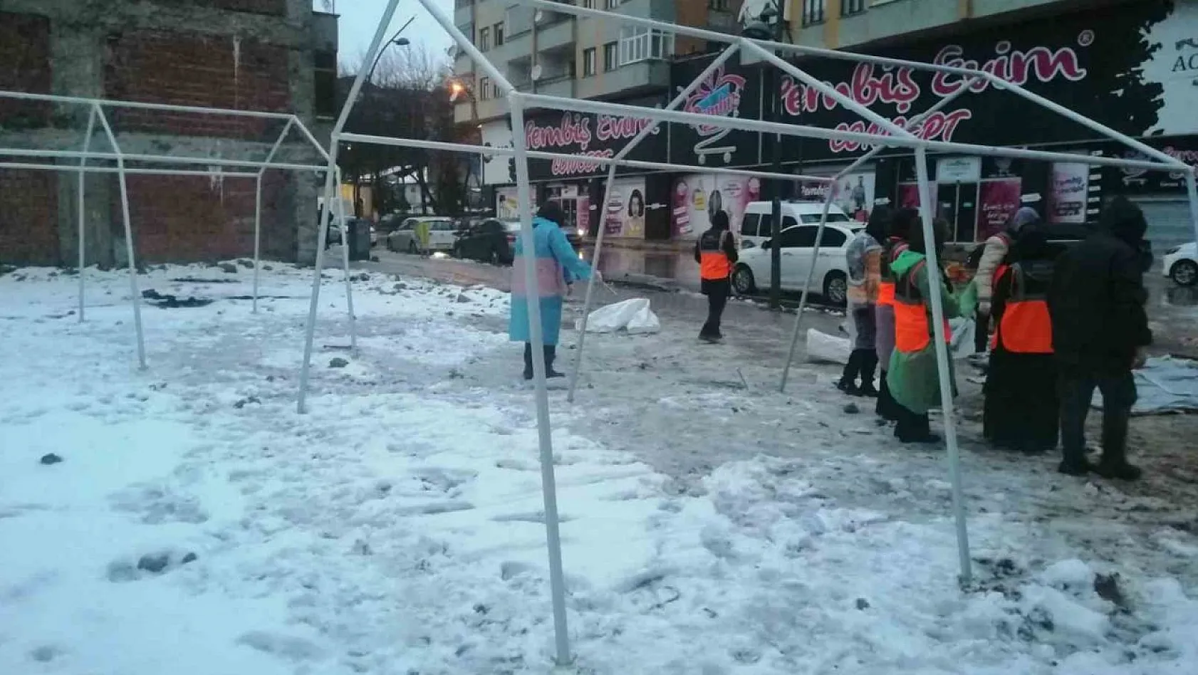 Elazığ'daki enkaz alanına çadırlar kuruluyor