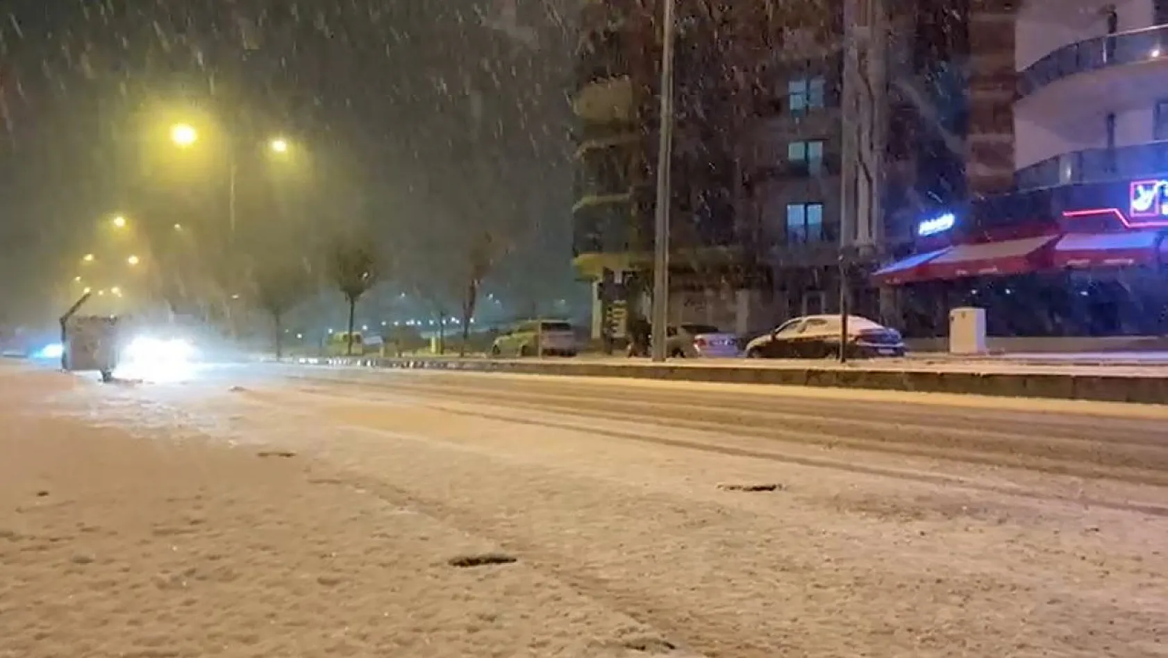 Elazığ'ın merkezine mevsimin ilk karı yağdı