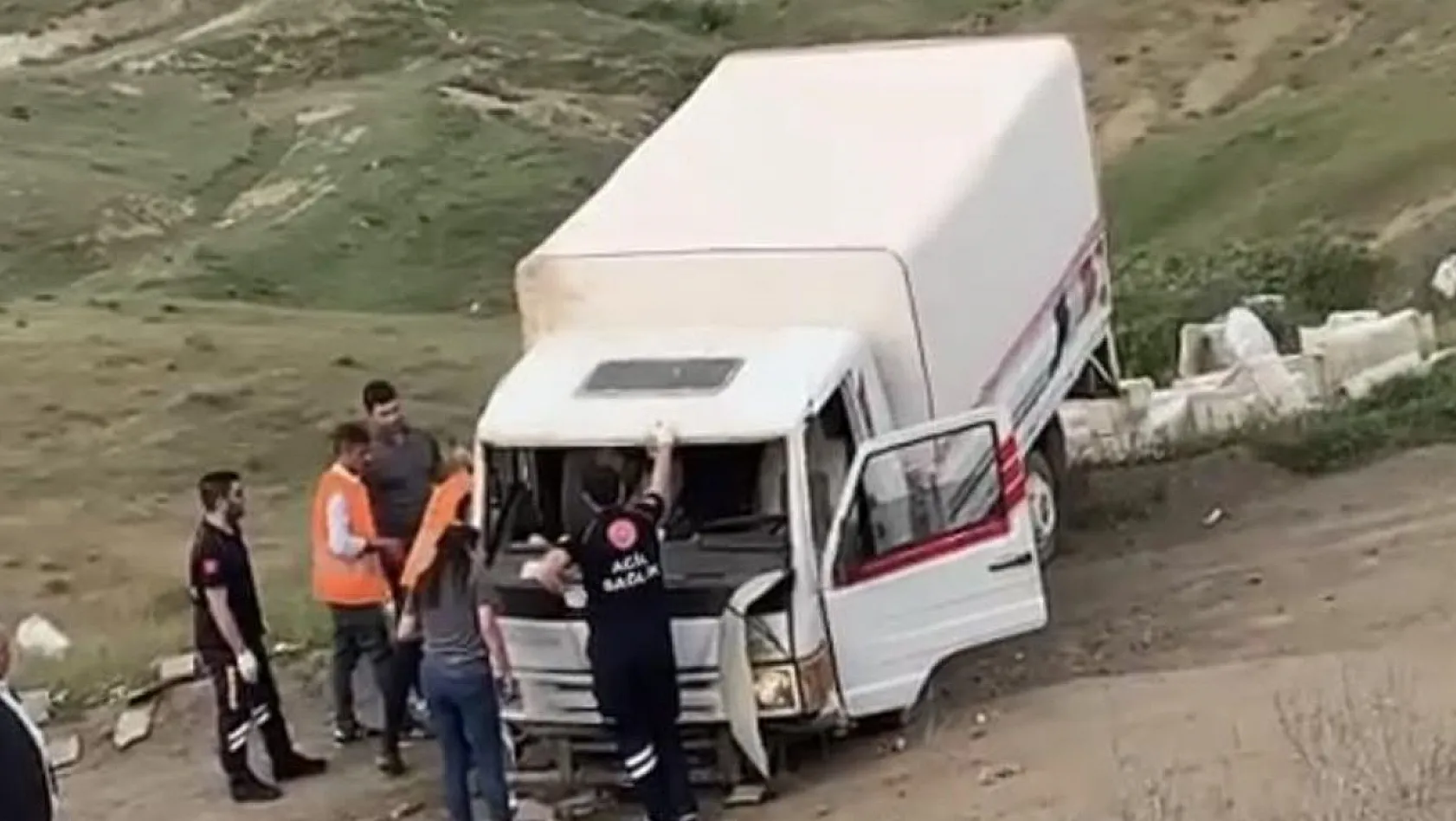 Elazığ'da Kamyonet Şarampole Uçtu!