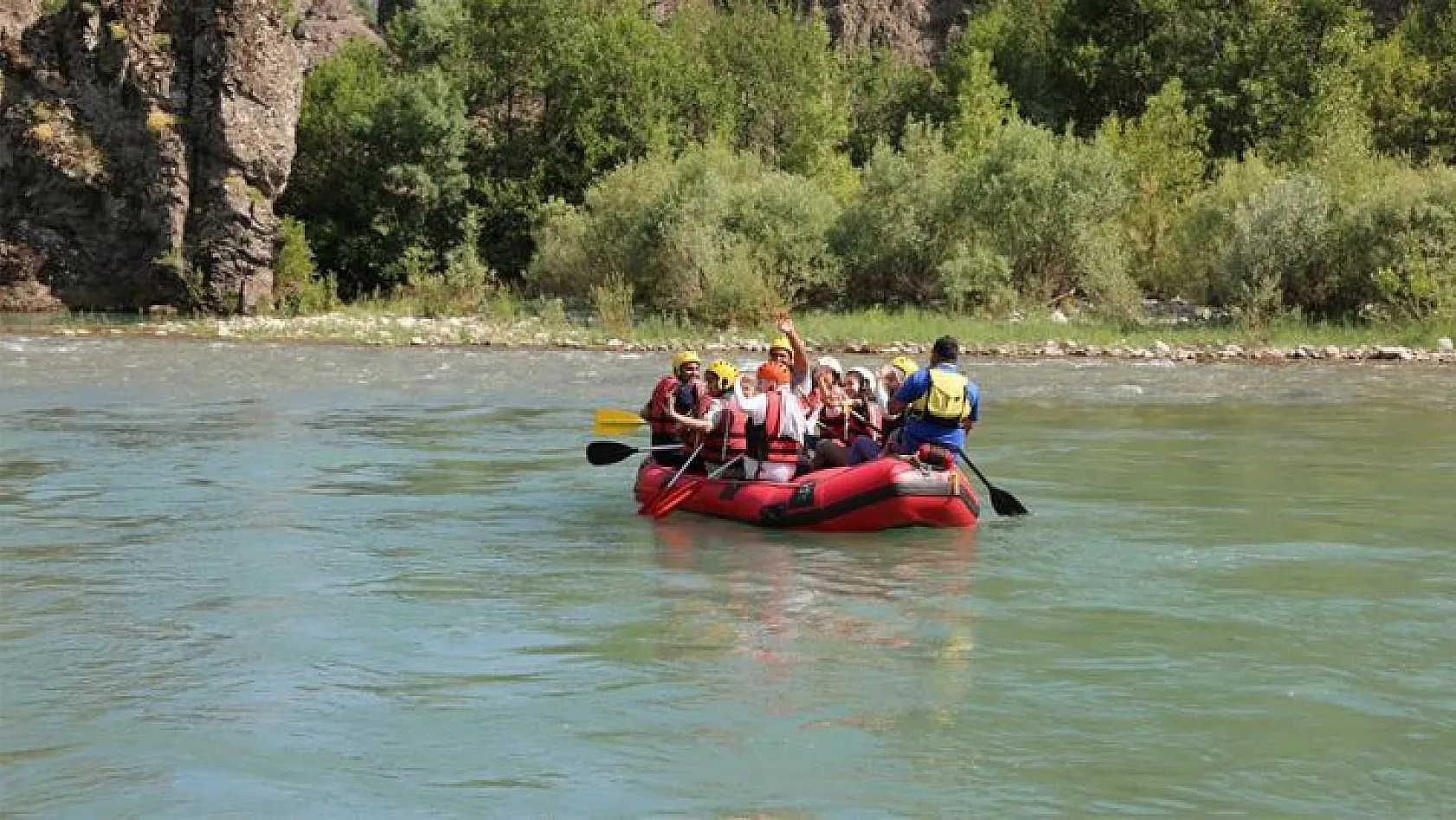 Elazığlı öğretmen ve öğrenciler, Munzur Nehri'nde rafting heyecanı yaşadı
