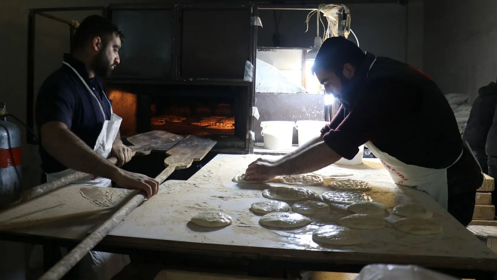 Elazığlılar seyyar fırınla depremzedelere sıcak ekmek dağıtıyor