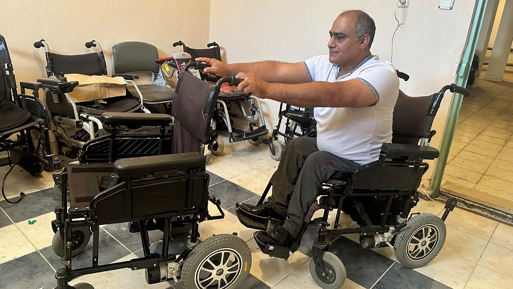 Engelli Usta, Evinin Bodrumuna Kurduğu Atölye İle Engellilerin Eli Ayağı Oldu
