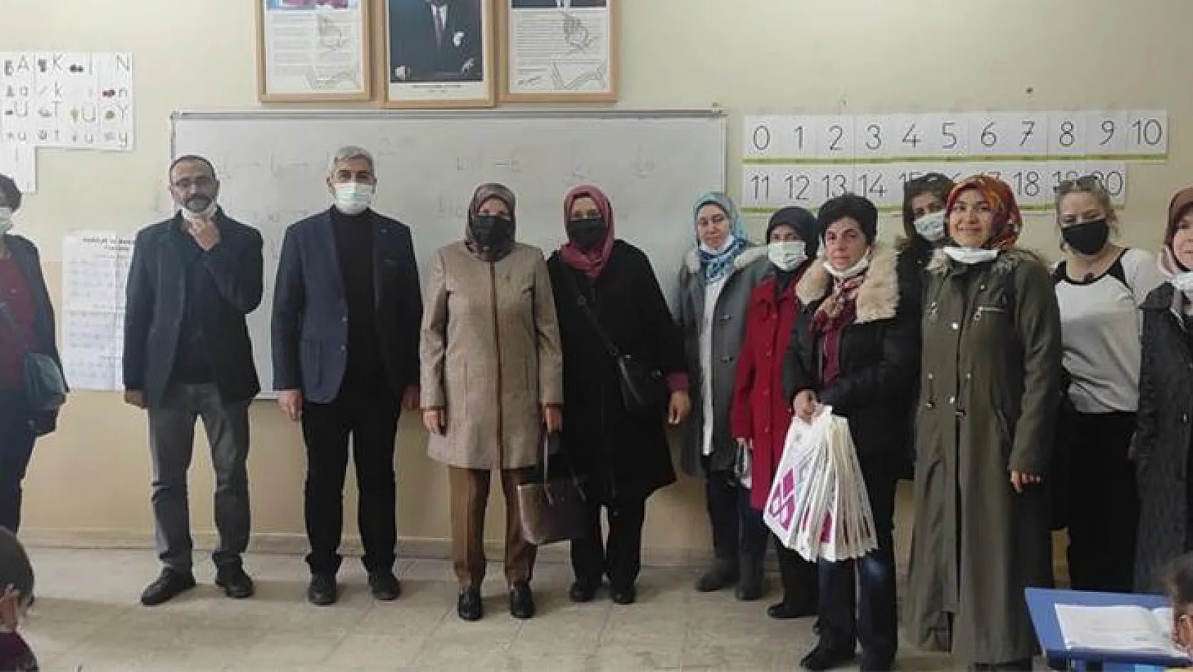 Fırat Üniversitesi Kadınlar Kolundan İlkokul Öğrencilerine Kırtasiye ve Giysi Yardımı
