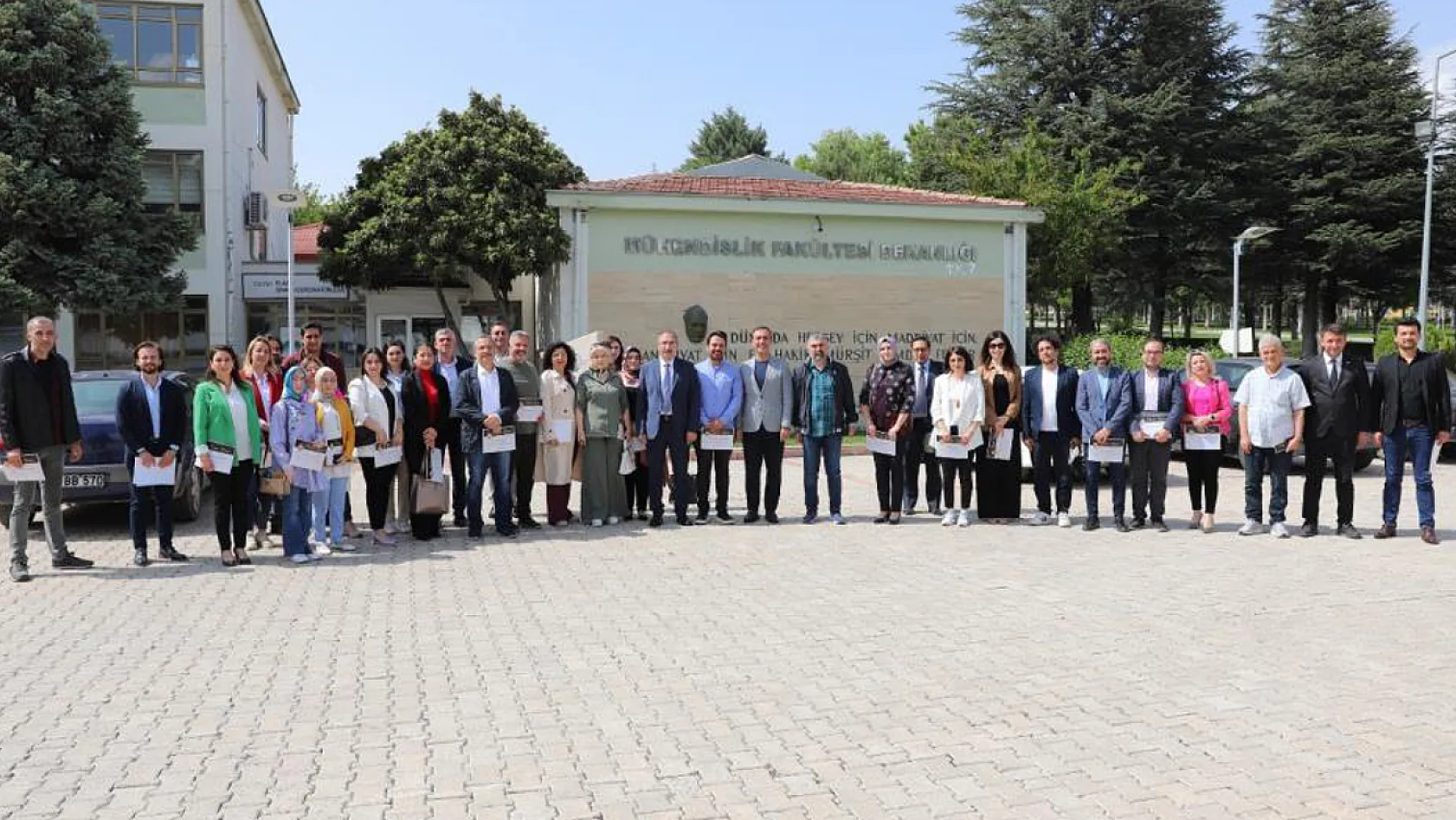 Fırat Üniversitesi'nde Başarılı Akademisyenler Ödüllendirildi
