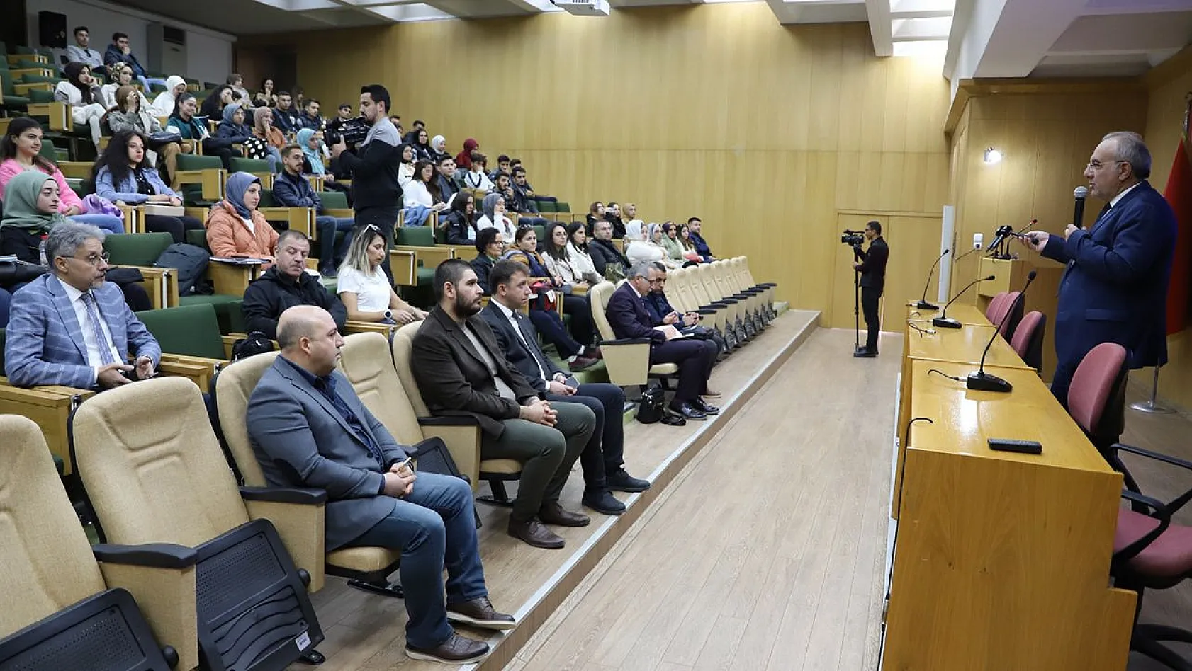 Fırat Üniversitesi'nde Öğrencilere Yönelik, TÜBİTAK 2209-A Proje Yazma Eğitimleri Verildi