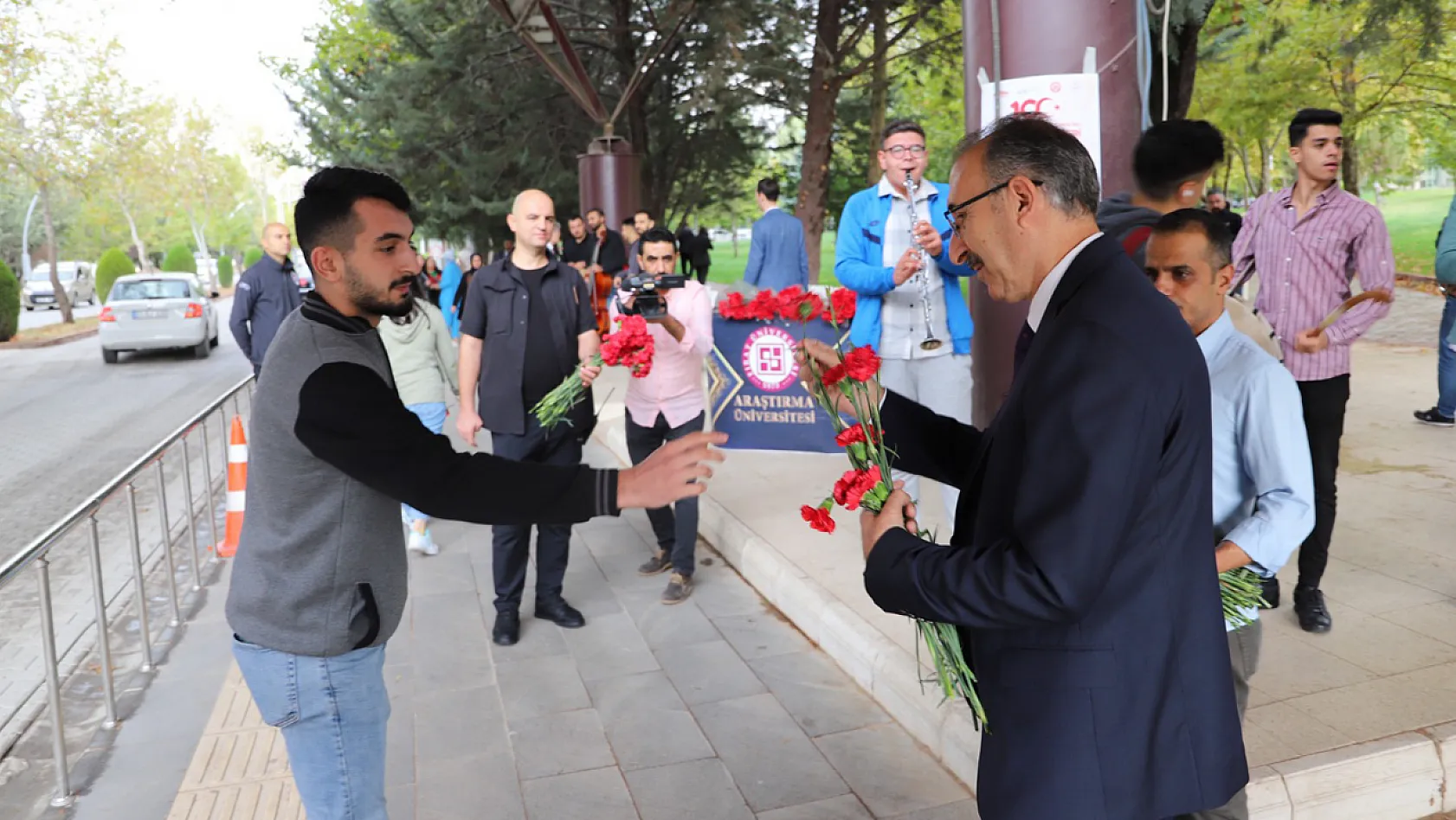 Fırat Üniversitesi Öğrencilerini Davul Ve Klarnetle Karşıladı