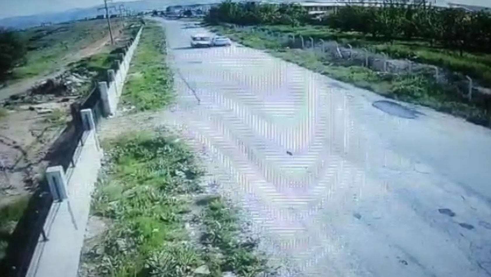 Hafif ticari araçla otomobilin kafa kafaya çarpıştığı kaza kamerada
