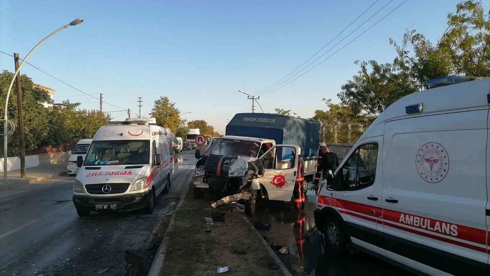 Kamyonet ile otobüs çarpıştı: 2 yaralı