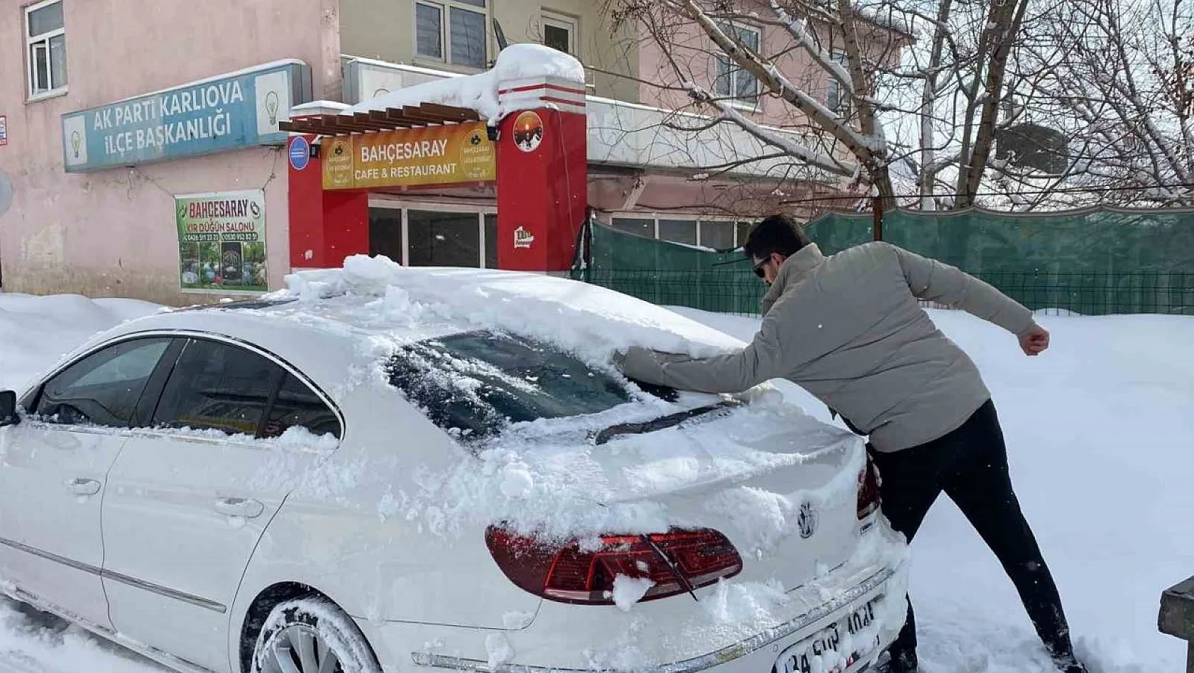 Karlıova'da kar yağışı etkili oldu, eğitime ara verildi