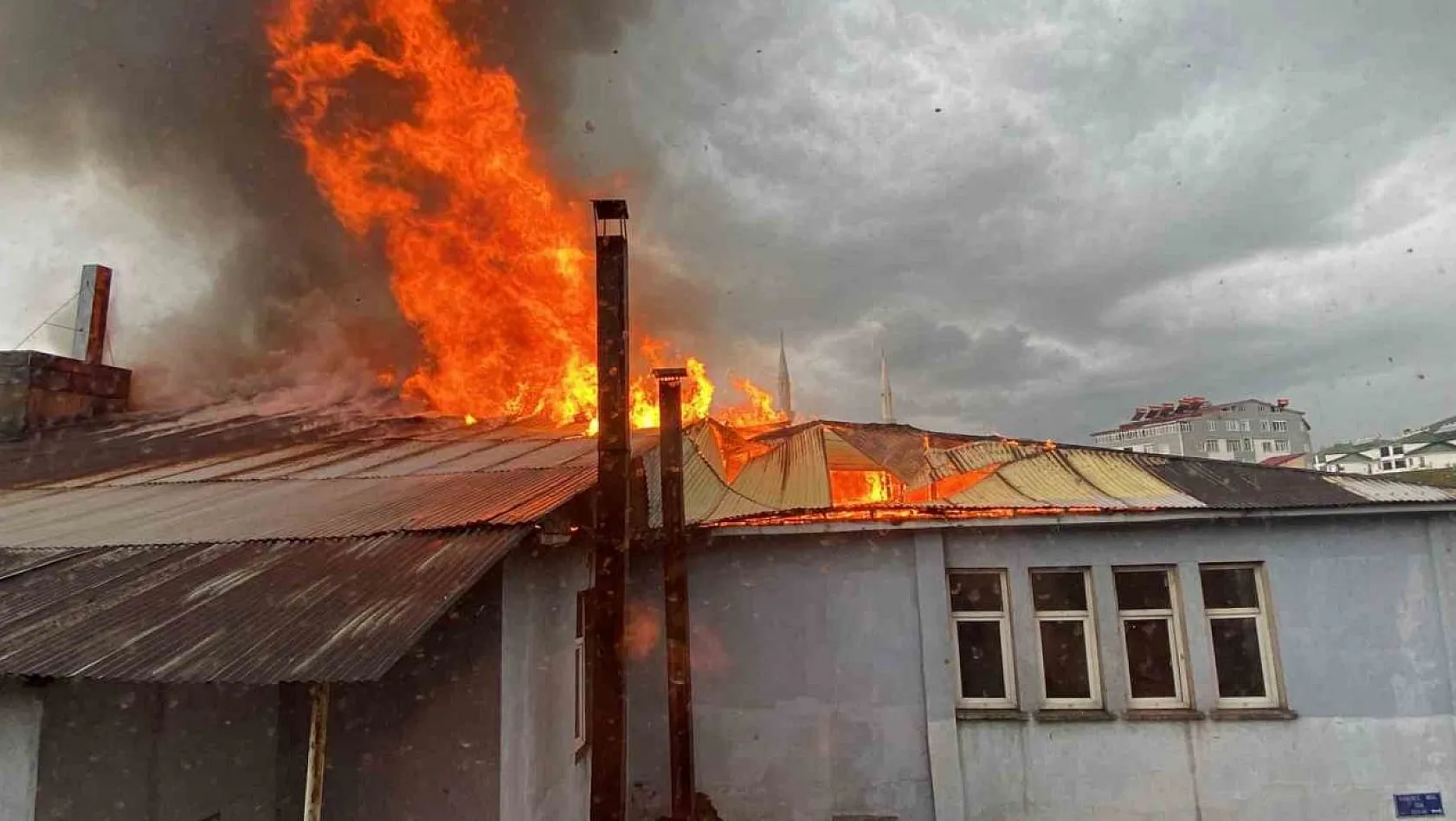 Karlıova'da pasaj yangını, dumanlar gökyüzünü kapladı