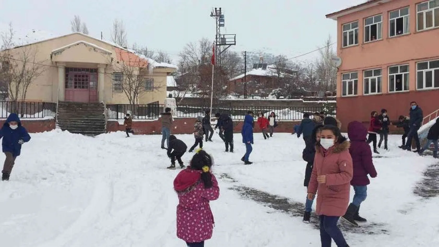 Karlıova'da yağan karın tadını çocuklar çıkardı