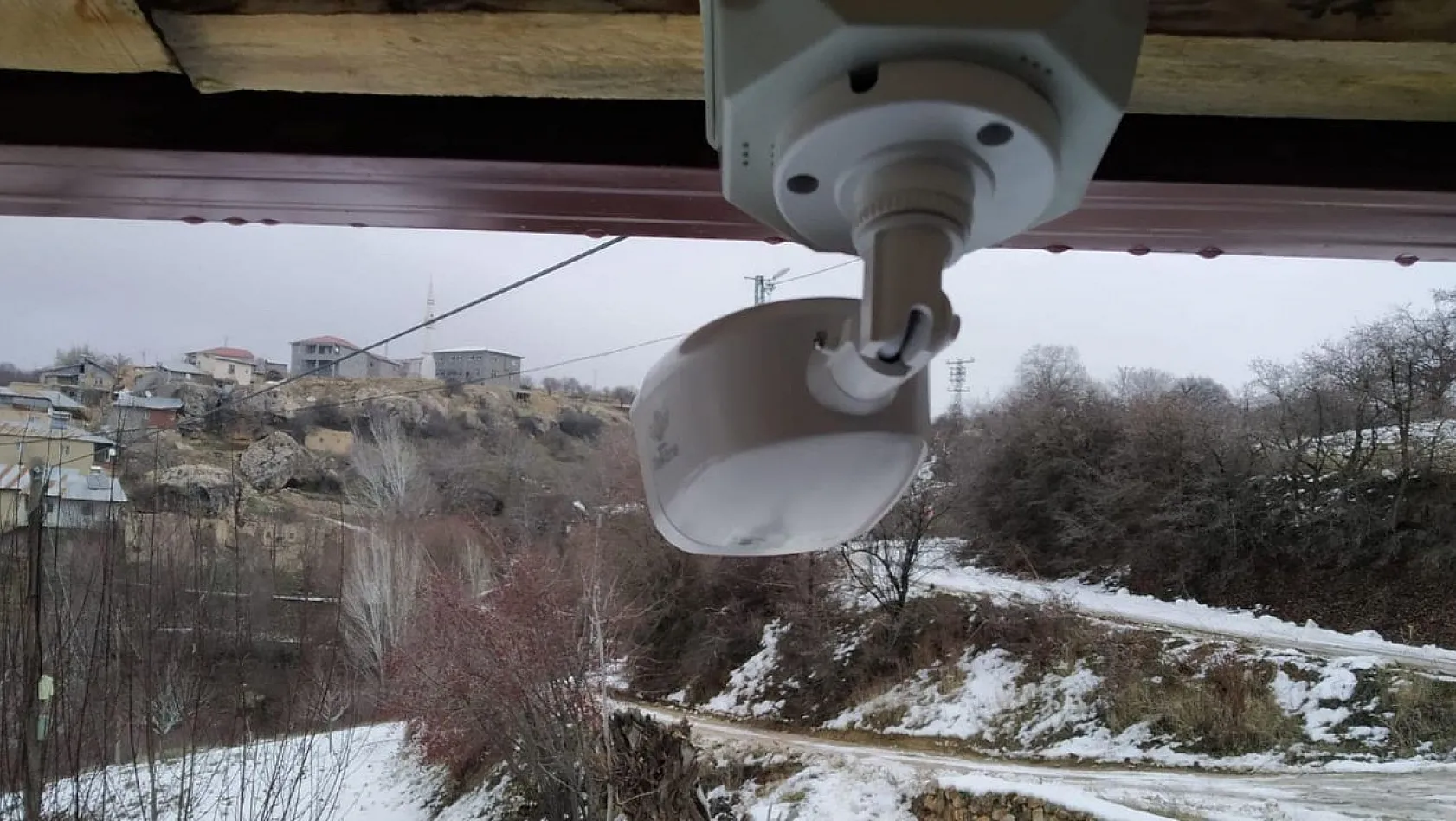 Köye güvenlik kamerası kurdular,24 saat takip ediyorlar  