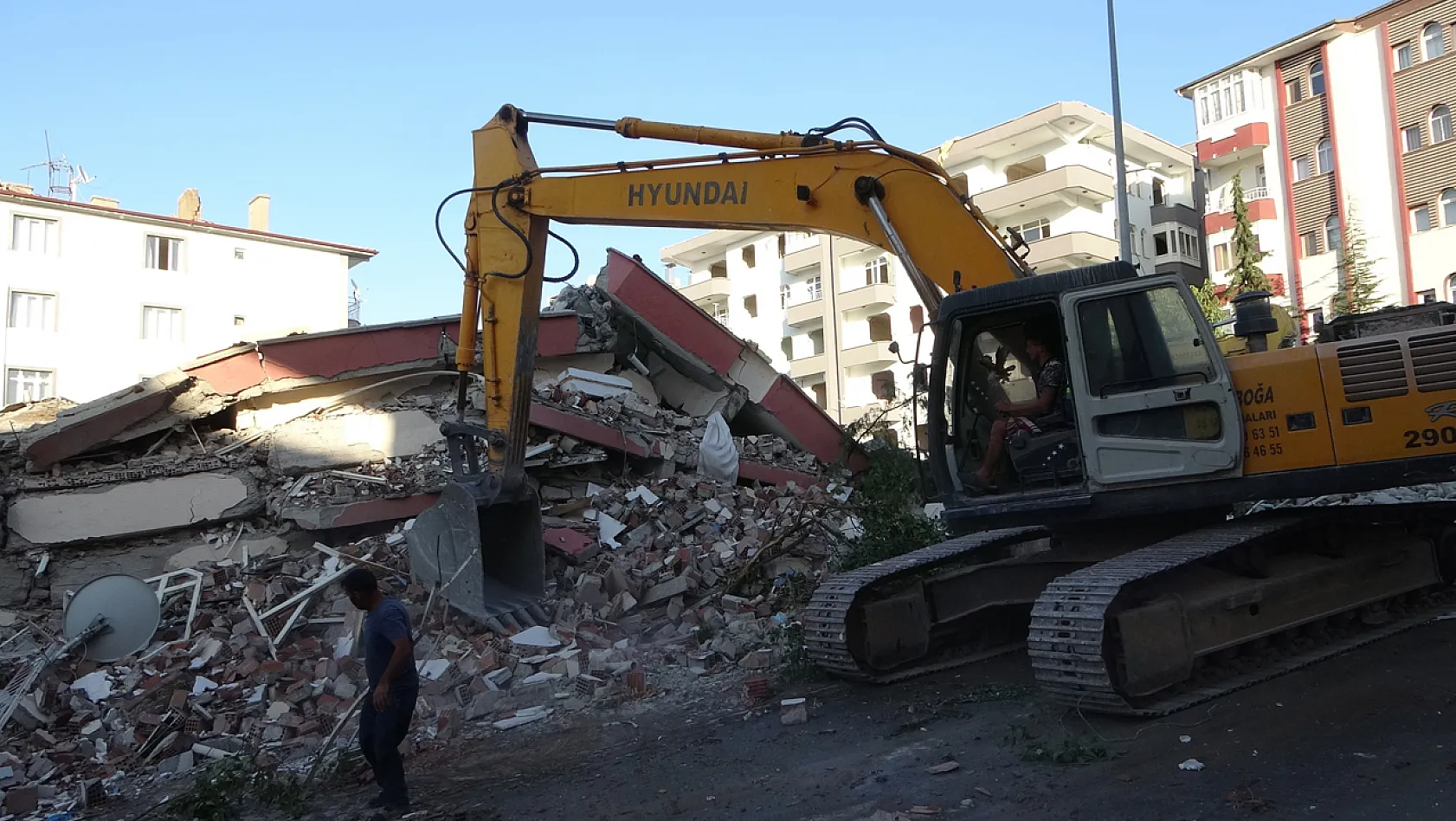'Bina Çöktü, İş Makinesi Altında Kaldı' İhbarı Polisi Alarma Geçirdi