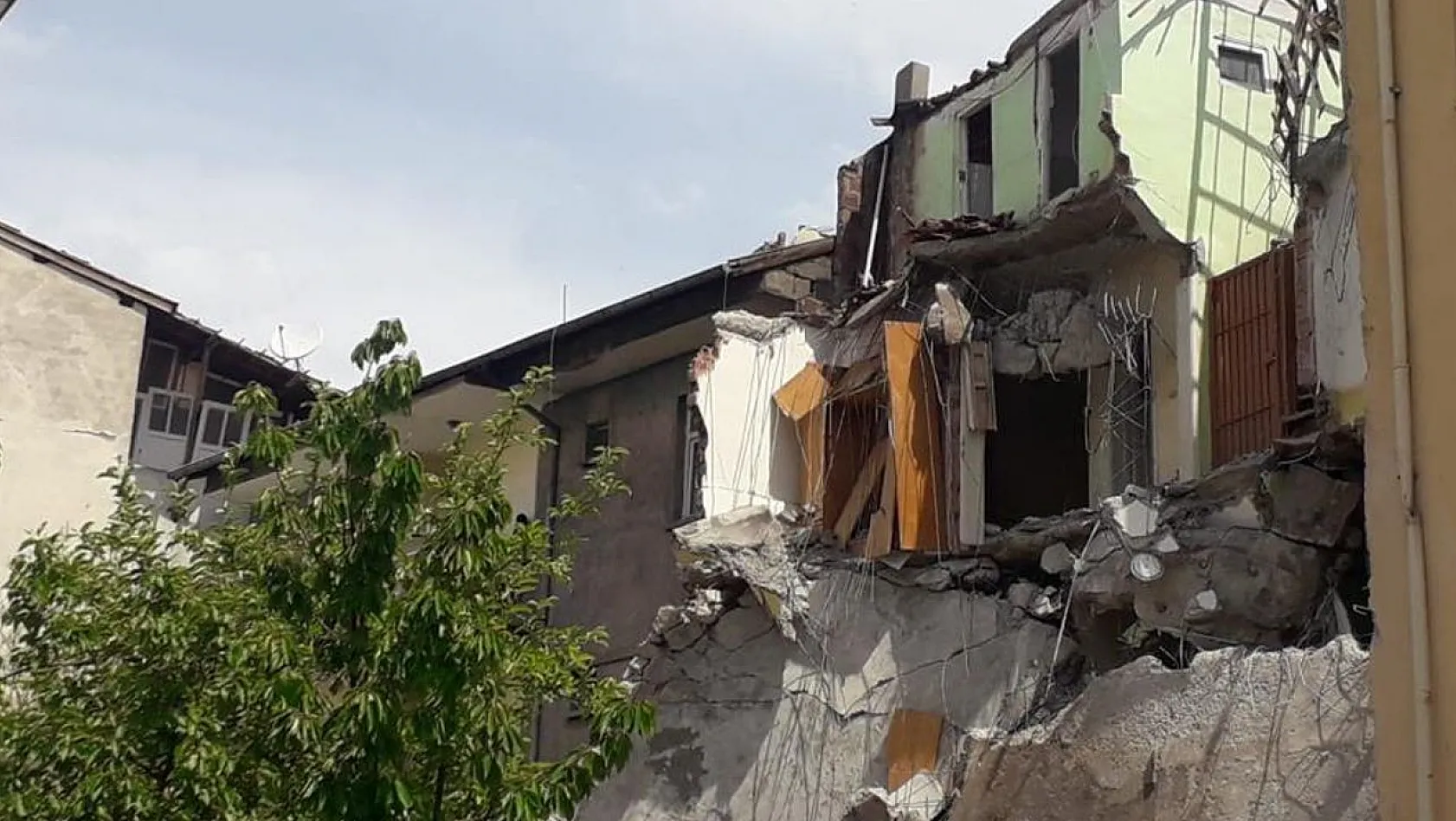 Malatya'da Ağır Hasarlı Binalar Tek Tek Çökmeye Başladı! Tedbir Alınmalı!