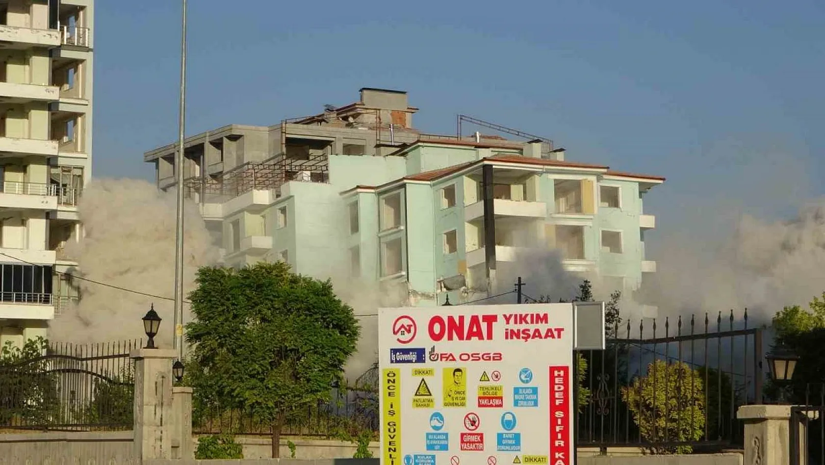 Malatya'da ağır hasarlı binaların patlayıcı ile yıkımları sürüyor