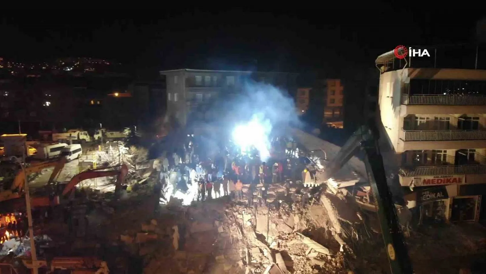Malatya'da depremin 3. gününde gece çalışmaları havadan görüntülendi