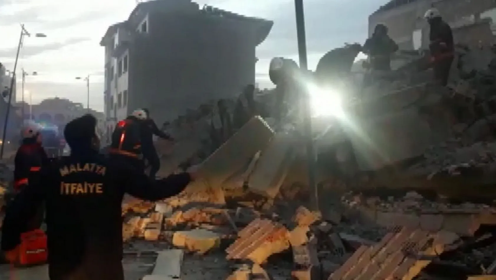 Malatya'da hasarlı bina çöktü: 1 kişi enkaz altında