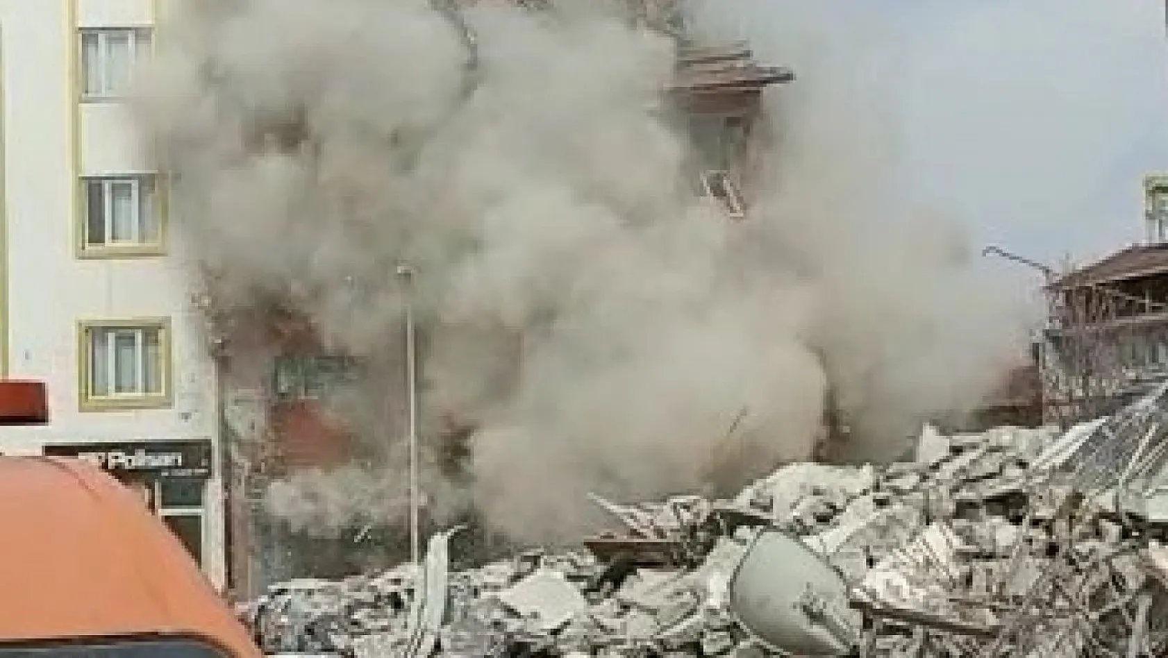 Malatya'da meydana gelen depremde binaların yıkılma anı cep telefonuna yansıdı