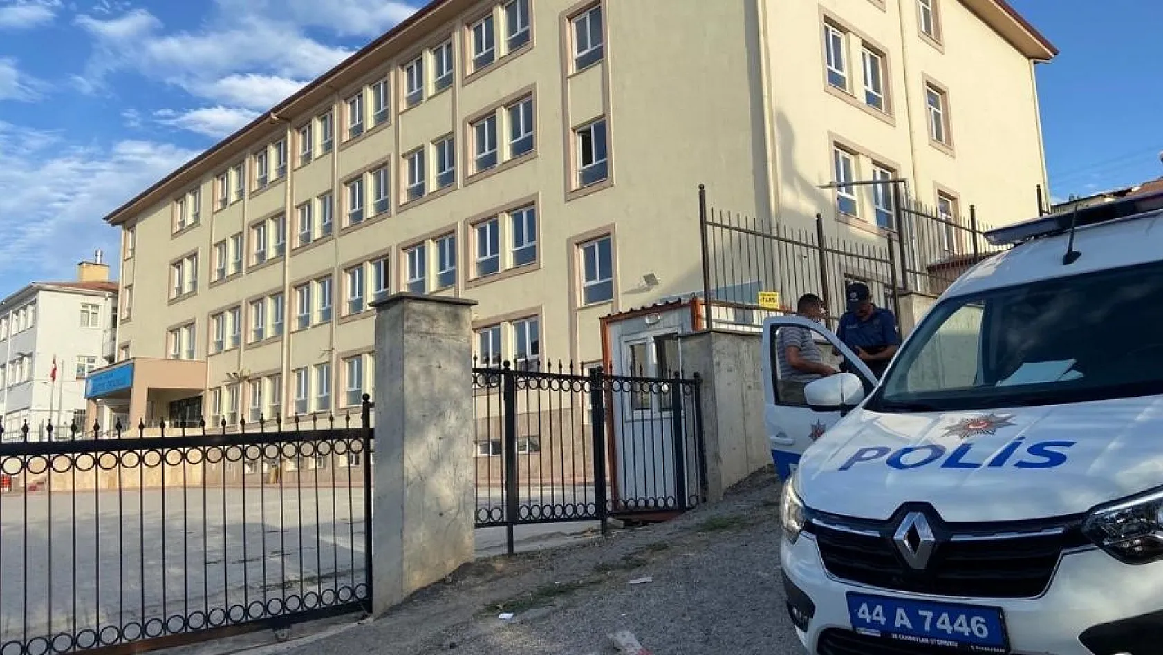 Malatya'da polis ekipleri okul önlerinde denetim yaptı