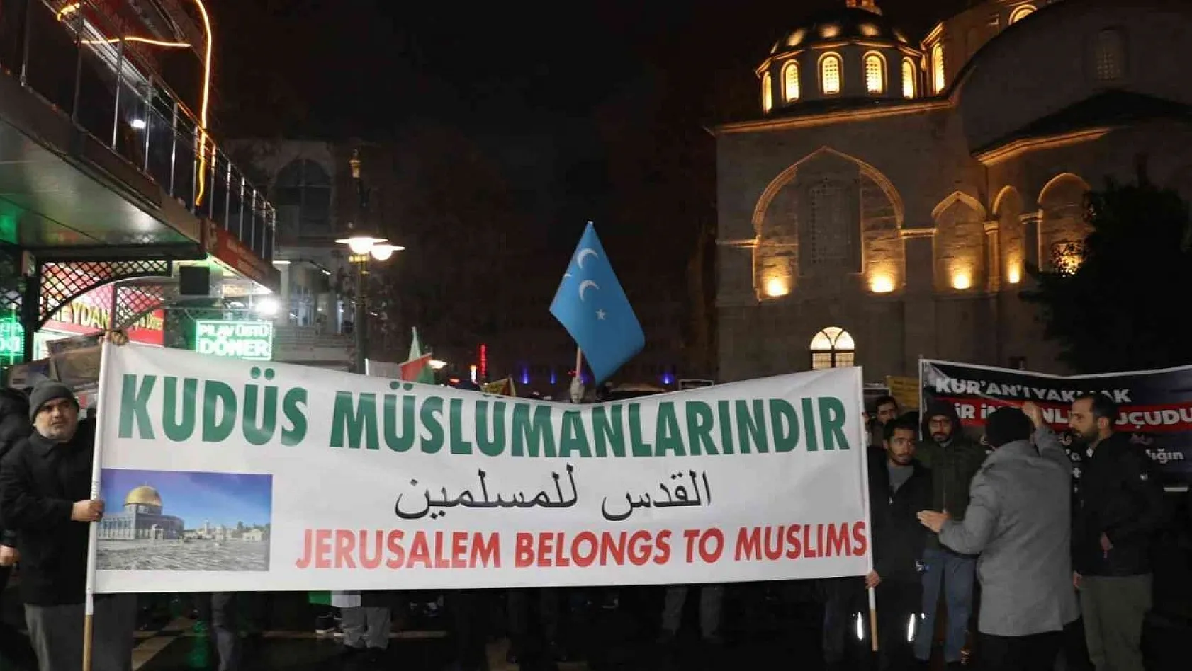 Malatyalılar Kur'an-ı Kerim yakılmasını protesto için yürüdü