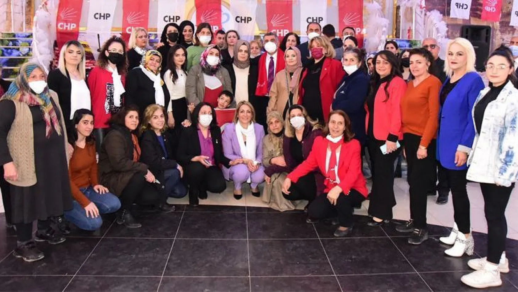 Milletvekili Erol, CHP'ye üye olan kadınlara rozet taktı