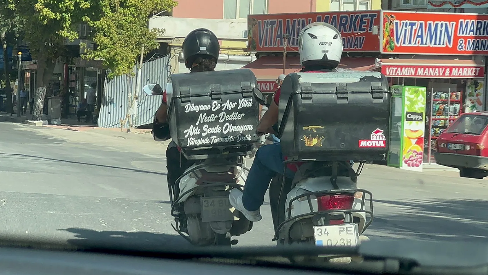 Elazığ'da Motosikletlilerin Trafikteki  Tehlikeli Yardımlaşması