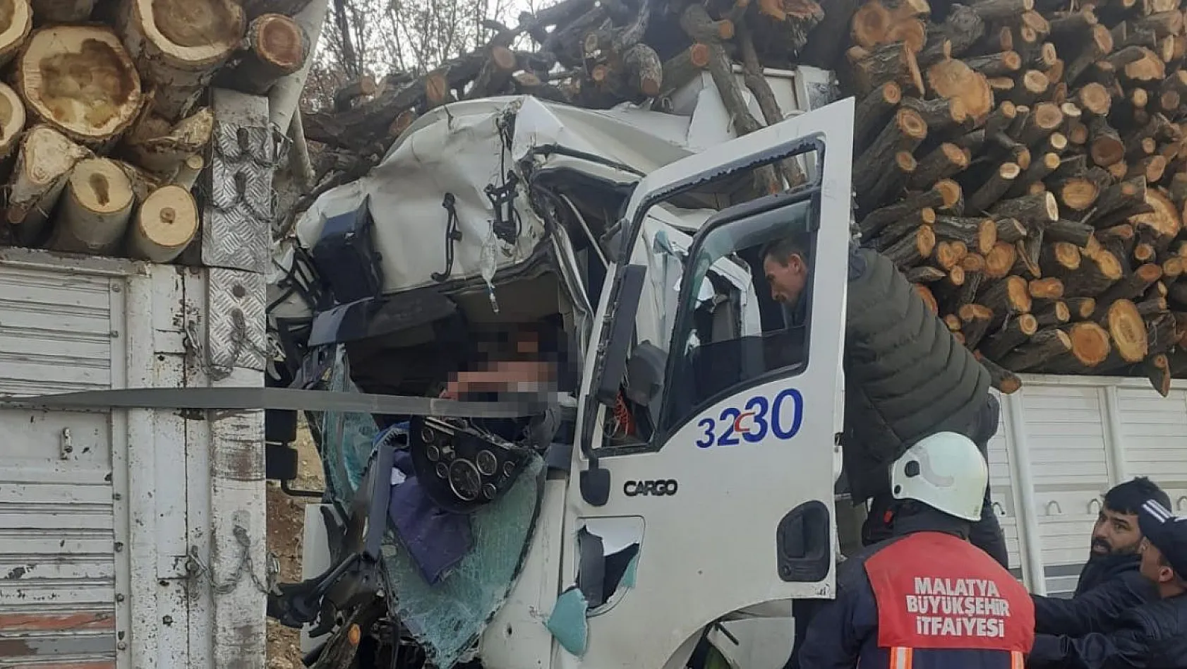 Odun yüklü iki kamyon çarpıştı: 1 yaralı
