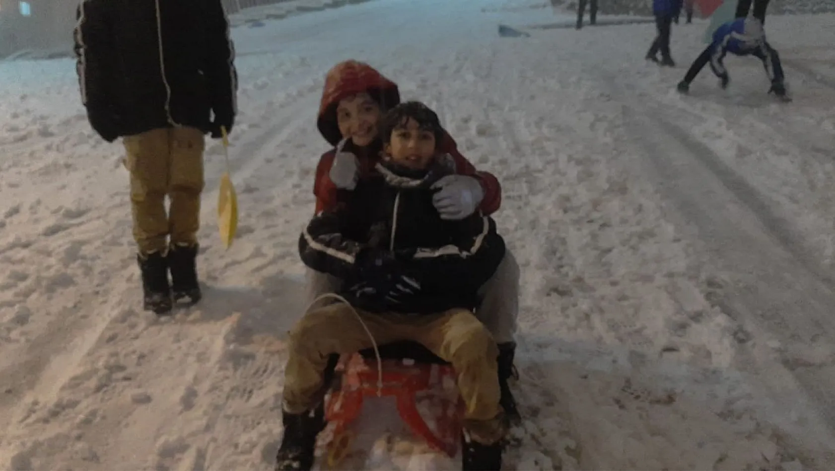 Sitemle sevinci bir arada yaşayan çocukların kar heyecanı güldürdü