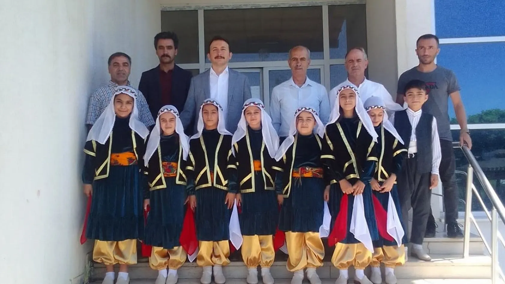 Solhan HEM'de kız öğrencilere folklor kıyafeti hediyesi