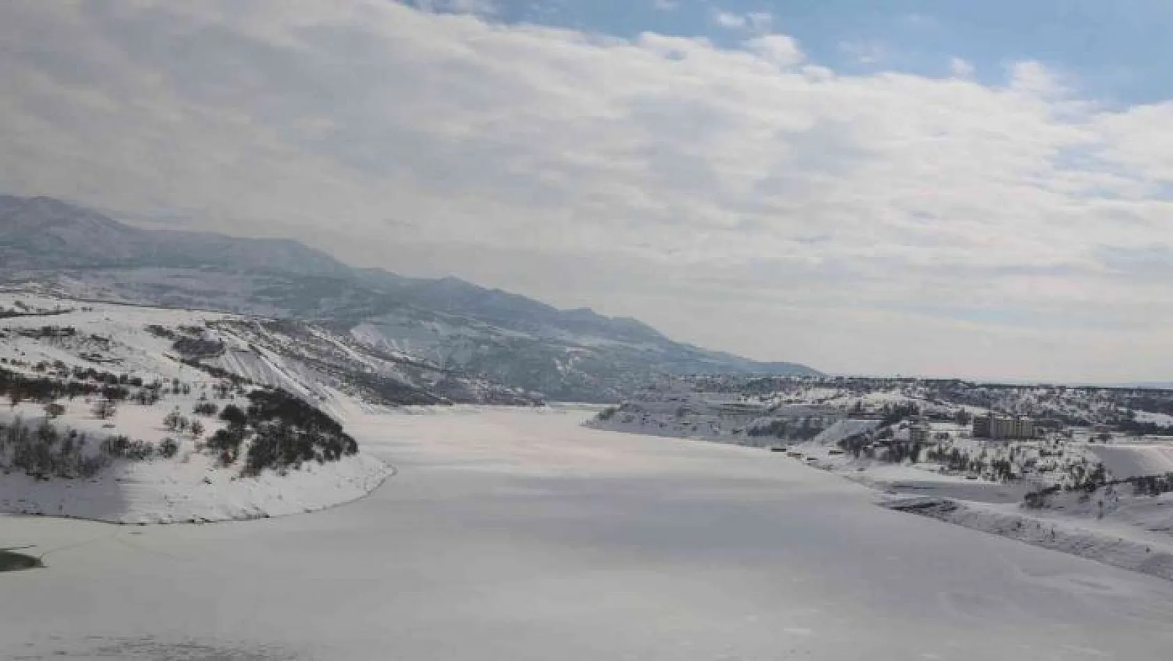 Tunceli'de baraj gölü dondu