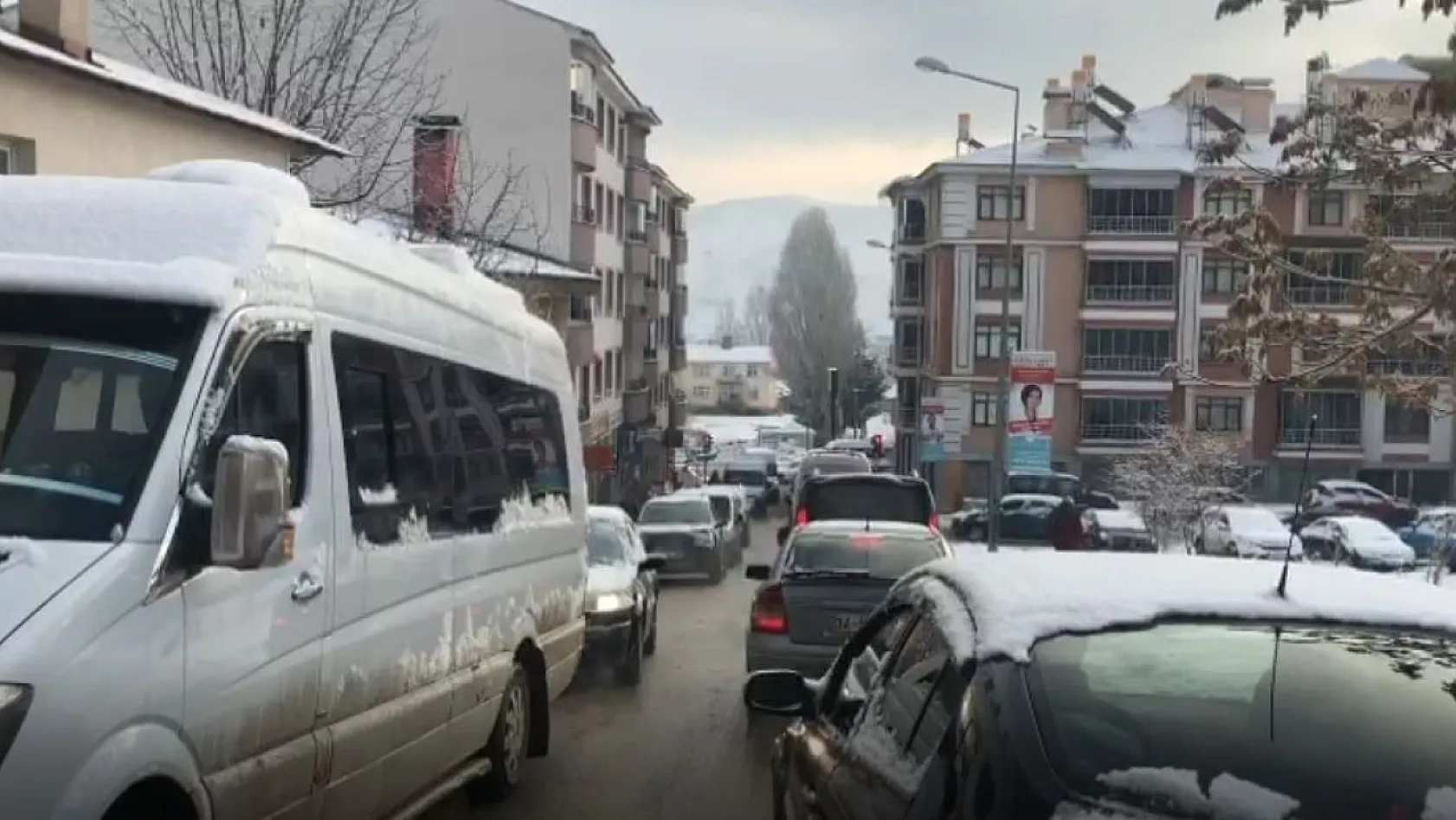 Tunceli'de buzlanma trafiği olumsuz etkiledi